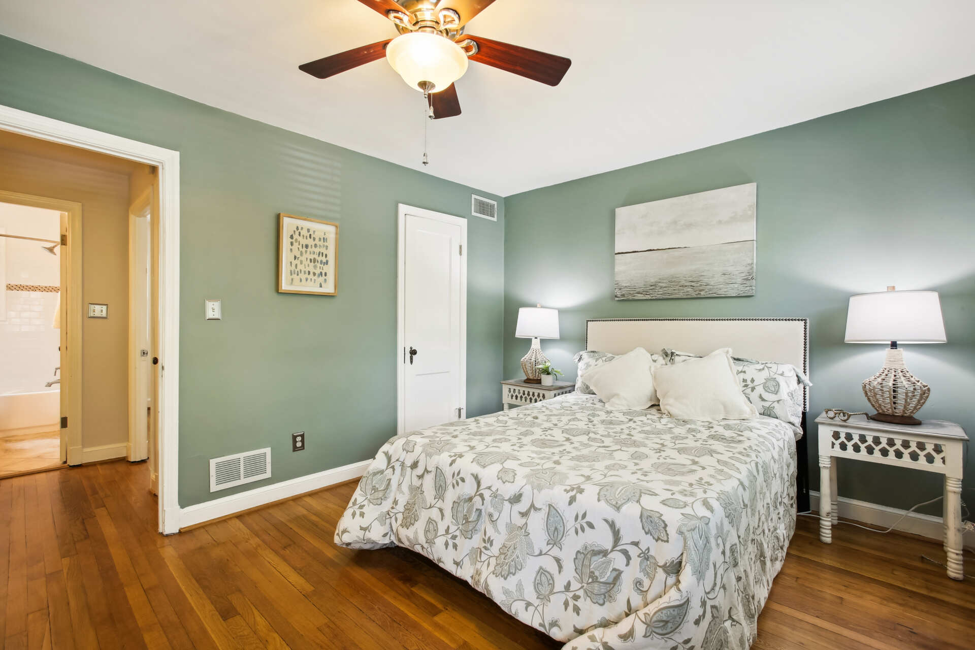 Priceupper level-primary bedroom-_i5a8086